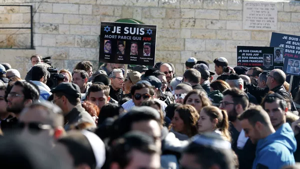 Miles de personas en el cementerio de Givat Shaul, en Jerusalén - Sputnik Mundo