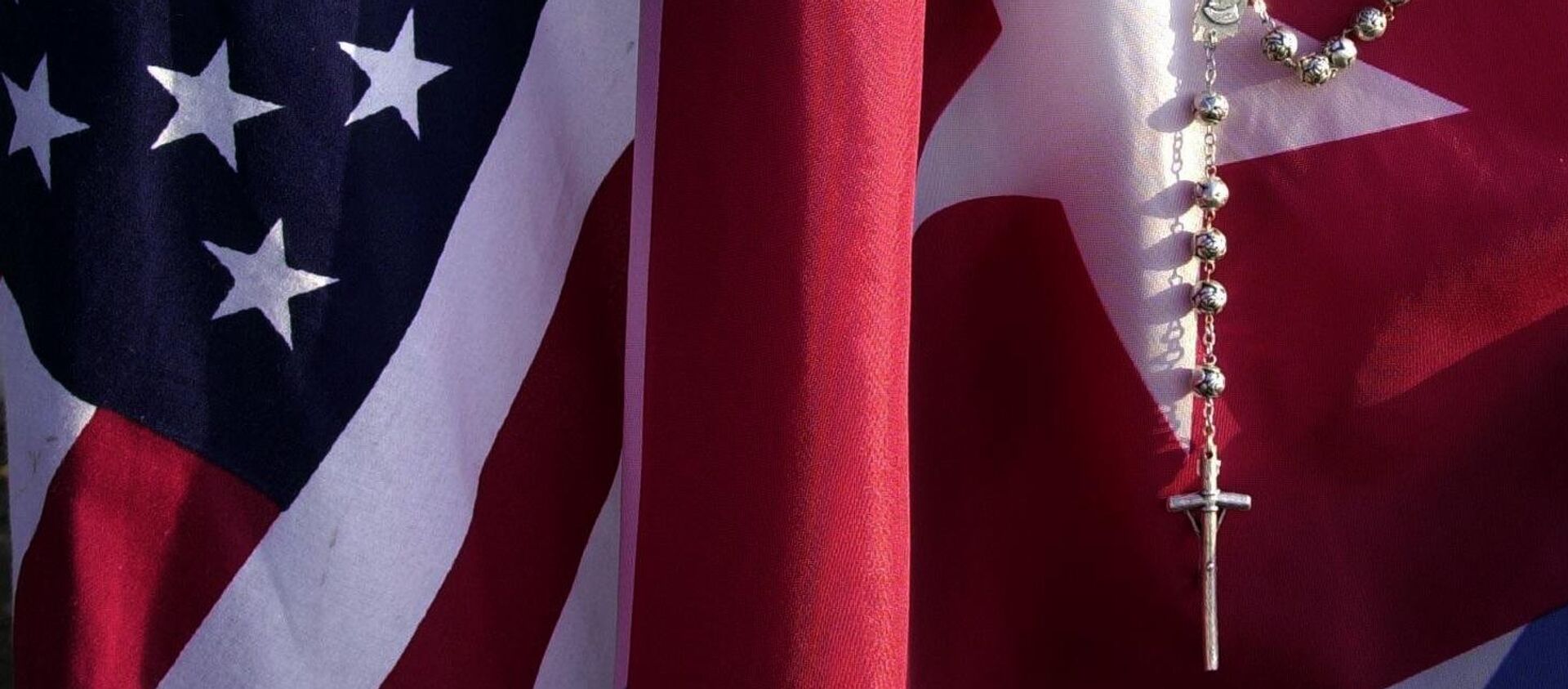 A Cuban-American woman holds the US and Cuban flags - Sputnik Mundo, 1920, 03.02.2021