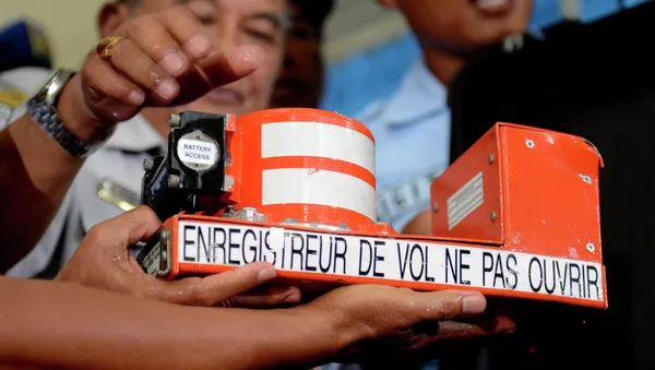 Especialistas indonesios comienzan a descifrar las cajas negras del avión de AirAsia - Sputnik Mundo