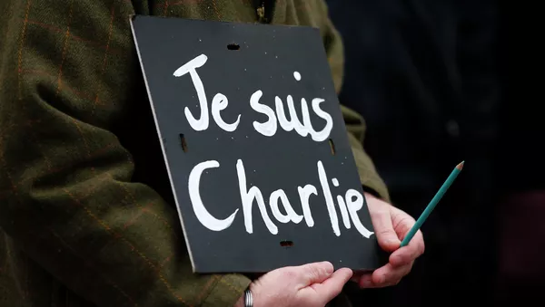 A man holds a 'Je suis Charlie' sign during a march for the victims of the shootings by gunmen at the offices of the satirical weekly newspaper Charlie Hebdo in Paris, in Liverpool, northern England January 11, 2015. - Sputnik Mundo