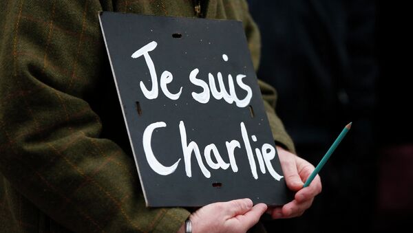 A man holds a 'Je suis Charlie' sign during a march for the victims of the shootings by gunmen at the offices of the satirical weekly newspaper Charlie Hebdo in Paris, in Liverpool, northern England January 11, 2015. - Sputnik Mundo