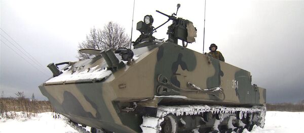 Militares rusos realizan las pruebas del blindado multipropósito Rakushka - Sputnik Mundo