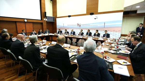Dmitri Medvédev en una reunión con representantes de empresas rusos y internacionales - Sputnik Mundo