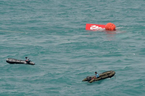 Rescate de los restos del avión de AirAsia - Sputnik Mundo