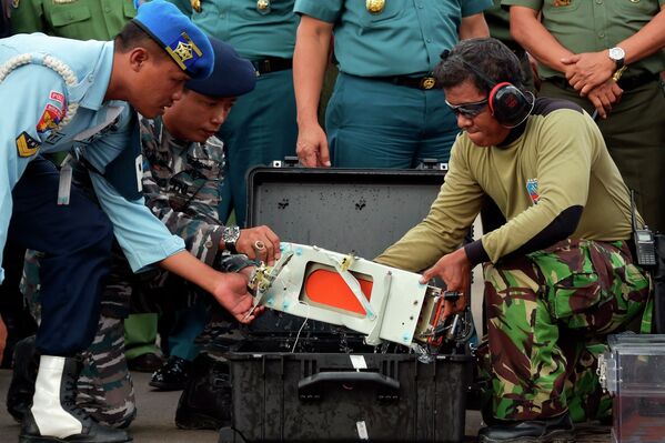 Rescate de los restos del avión de AirAsia - Sputnik Mundo