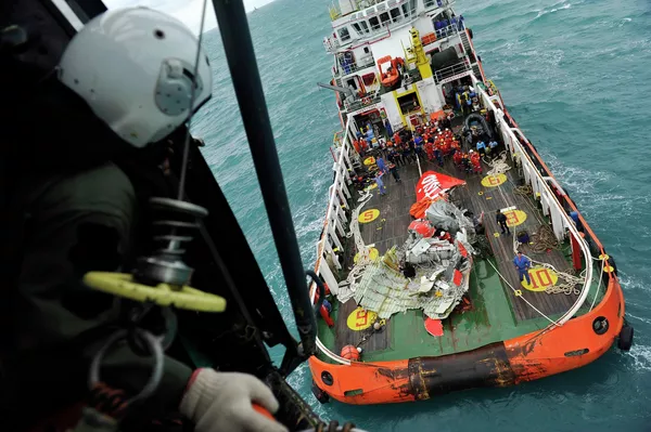 Rescate de los restos del avión de AirAsia Rescate de los restos del avión de AirAsia - Sputnik Mundo