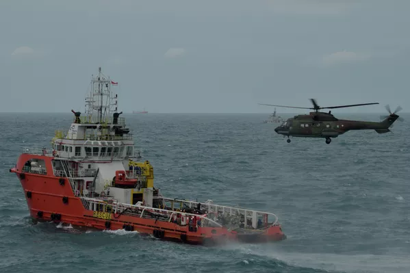 Rescate de los restos del avión de AirAsia Rescate de los restos del avión de AirAsia - Sputnik Mundo