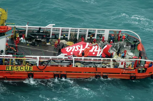 Rescate de los restos del avión de AirAsia Rescate de los restos del avión de AirAsia - Sputnik Mundo