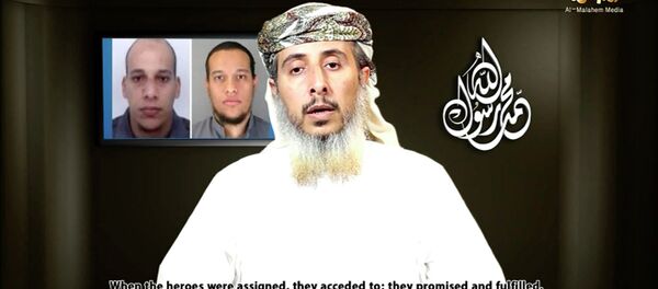 Nasser bin Ali al-Ansi, a leader of the Yemeni branch of al Qaeda (AQAP), speaks as an image of brothers Cherif Kouachi - Sputnik Mundo