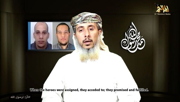 Nasser bin Ali al-Ansi, a leader of the Yemeni branch of al Qaeda (AQAP), speaks as an image of brothers Cherif Kouachi - Sputnik Mundo