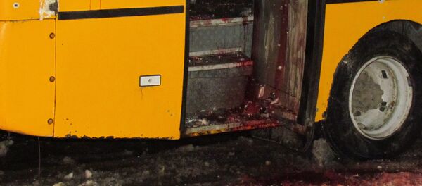 El autobús en Ucrania fue atacado con una mina direccional, dicen las milicias - Sputnik Mundo