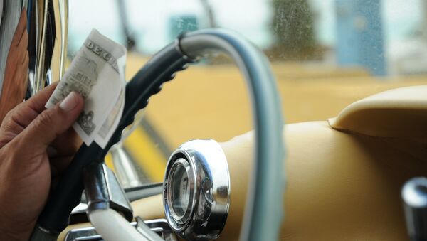 Billete de un peso en la mano de un taxista cubano - Sputnik Mundo