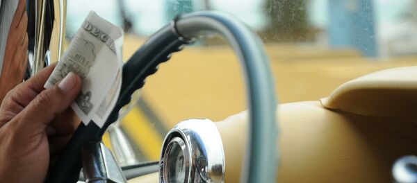 Billete de un peso en la mano de un taxista cubano - Sputnik Mundo