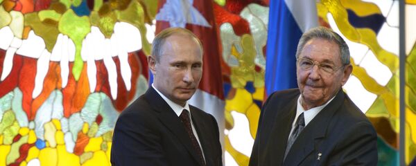 Presidente de Rusia, Vladímir Putin y presidente de Cuba, Raúl Castro - Sputnik Mundo