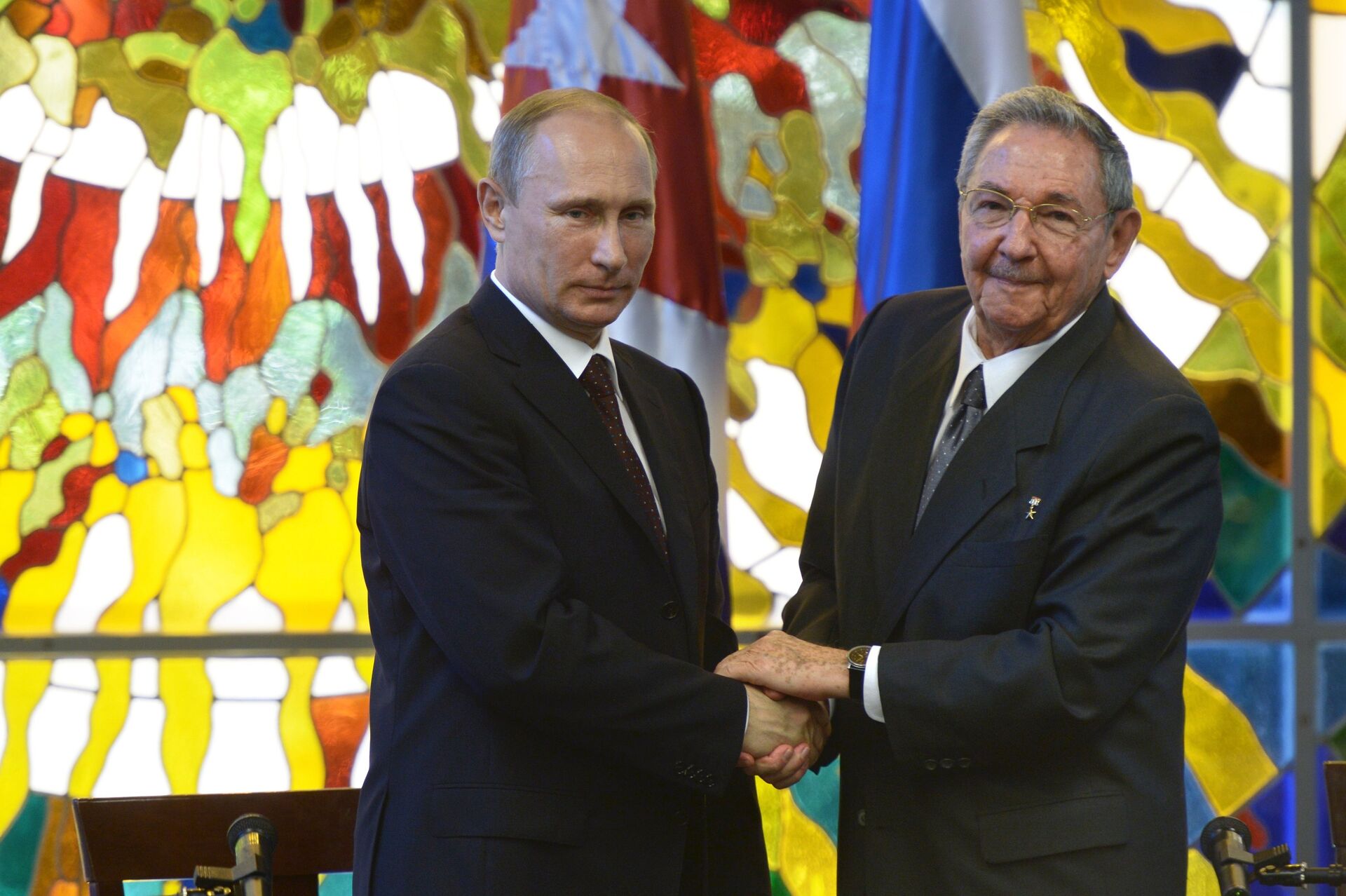 Presidente de Rusia, Vladímir Putin y presidente de Cuba, Raúl Castro - Sputnik Mundo, 1920, 21.11.2022