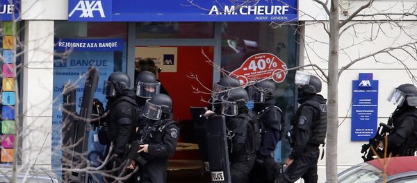 Un asaltante retiene a dos rehenes en una oficina de correos en las afueras de París - Sputnik Mundo