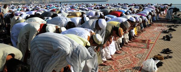 Musulmanes rezando durante el Ramadán (archivo) - Sputnik Mundo