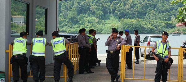 Policías indonesios - Sputnik Mundo