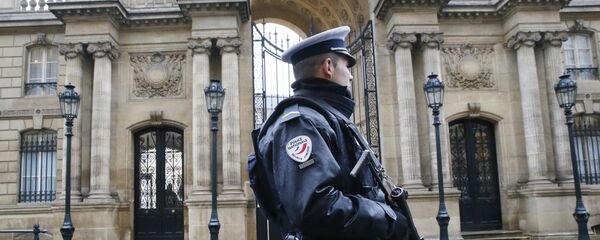Un policía en París - Sputnik Mundo