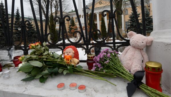 Flores y velas en la Embajada de Armenia en Moscú a raìz de la tragedia en Gyumri - Sputnik Mundo