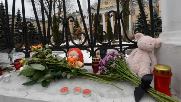 Flores y velas en la Embajada de Armenia en Moscú a raìz de la tragedia en Gyumri - Sputnik Mundo