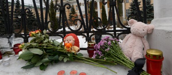 Flores y velas en la Embajada de Armenia en Moscú a raìz de la tragedia en Gyumri - Sputnik Mundo