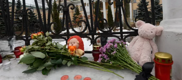 Flores y velas en la Embajada de Armenia en Moscú a raìz de la tragedia en Gyumri Flores y velas en la Embajada de Armenia en Moscú a raìz de la tragedia en Gyumri - Sputnik Mundo
