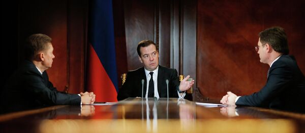 Alexéi Miller, primer ministro ruso, Dmitri Medvédev y ministro de Energía de Rusia, Alexandr Novak - Sputnik Mundo