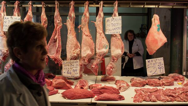 A woman shouts to attract customers as she sells meet at a central market in Athens January 20, 2015. - Sputnik Mundo