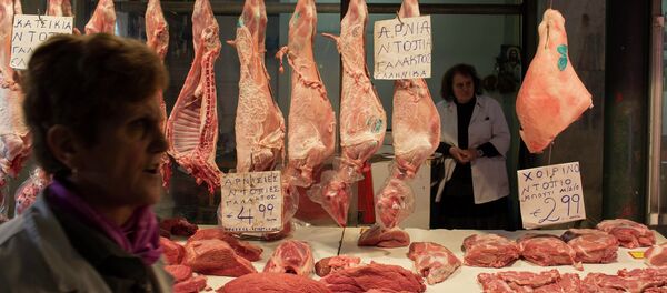 A woman shouts to attract customers as she sells meet at a central market in Athens January 20, 2015. - Sputnik Mundo