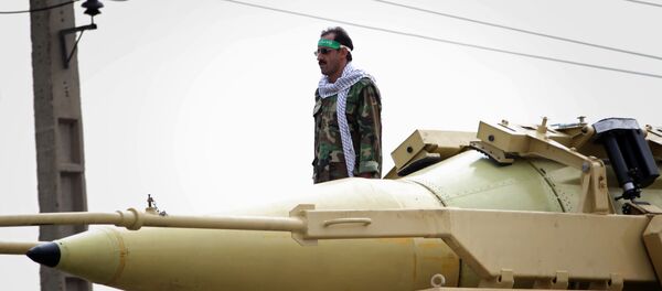 Miembro de los Cuerpos de la Guardia Revolucionaria Islámica junto al misil balístico Shahab-3 Miembro de los Cuerpos de la Guardia Revolucionaria Islámica junto al misil balístico Shahab-3 - Sputnik Mundo