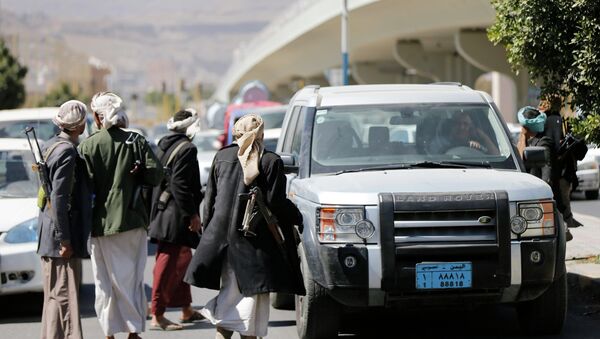 Houthi fighters man a checkpoint on a road leading to the Presidential Palace in Sanaa January 20, 2015. - Sputnik Mundo
