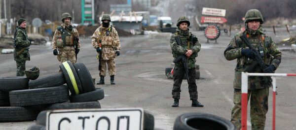 Kiev prorroga el control de acceso y salida de vehículos de Ucrania del Este un mes más - Sputnik Mundo