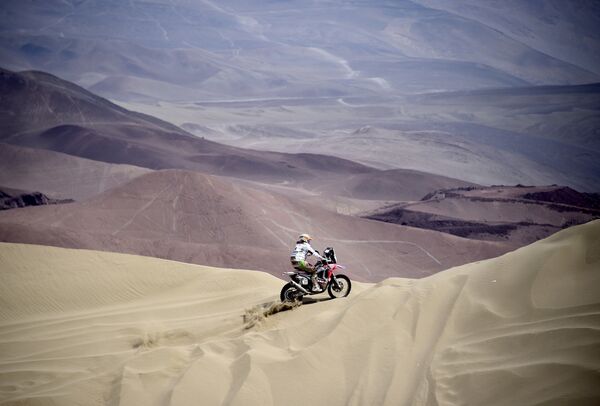 Spain's Laia Sanz Pla-Giribert powers his Honda during 2015 Dakar Rally stage 8 between Uyuni, Bolivia and Iquique, Chile, on January 12, 2015 - Sputnik Mundo