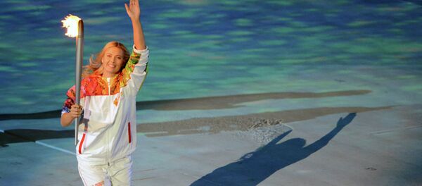 Мария Шарапова несет олимпийский огонь - Sputnik Mundo