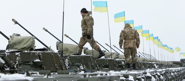 Ukrainian servicemen walk on armoured personnel carriers (APC) - Sputnik Mundo