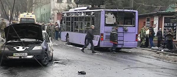 Trolebús dañado cerca de una parada de transporte en Donetsk - Sputnik Mundo