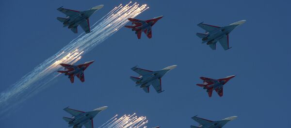 Истребители Су-27 пилотажной группы Русские витязи и МиГ-29 пилотажной группы Стрижи пролетают над Красной площадью во время парада, посвященного 68-й годовщине Победы в Великой Отечественной войне - Sputnik Mundo
