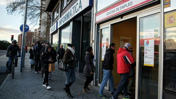 La gente entre en la oficina de empleo en Madrid. El 22 de enero del 2015 - Sputnik Mundo