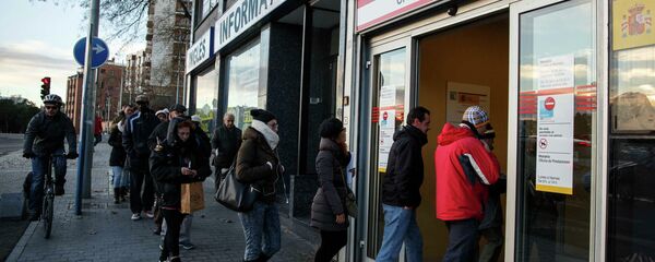 People enter a government-run employment office in Madrid January 22, 2015 - Sputnik Mundo