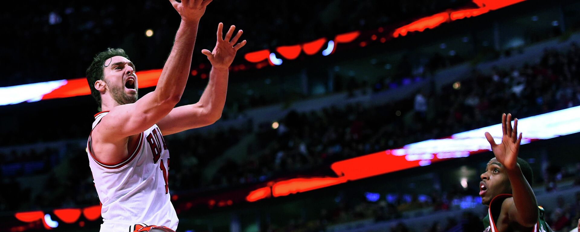 Jan 10, 2015; Chicago, IL, USA; Chicago Bulls forward Pau Gasol (16) shoots the ball against the Milwaukee Bucks during the second half at the United Center. The Chicago Bulls defeat the Milwaukee Bucks 95-87. - Sputnik Mundo, 1920, 05.10.2021