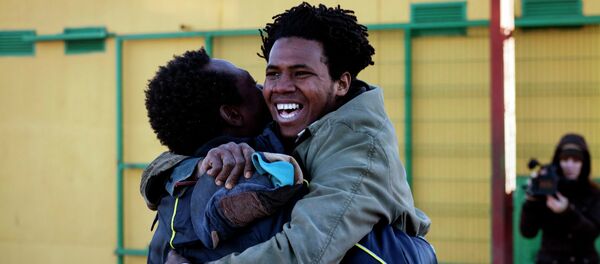 Inmigrante consigue saltar la valla fronteriza de Melilla - Sputnik Mundo