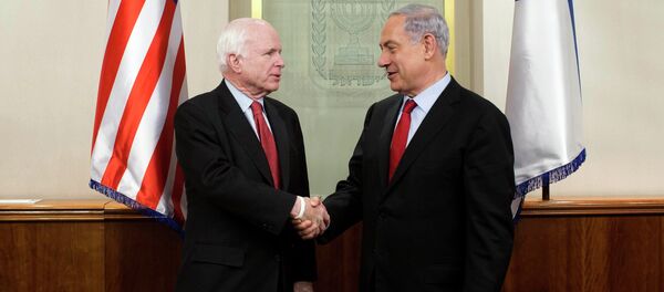 John McCain y primer ministro de Israel, Benjamín Netanyahu - Sputnik Mundo
