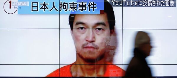 Взятый в заложники ИГИЛ гражданин Японии на экране телевизора - Sputnik Mundo