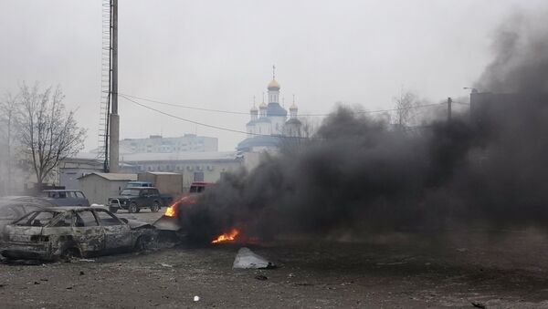 A car burns on the street after a shelling by pro-Russian rebels of a residential sector of Mariupol, eastern Ukraine, January 24, 2015 A car burns on the street after a shelling by pro-Russian rebels of a residential sector of Mariupol, eastern Ukraine, January 24, 2015 - Sputnik Mundo