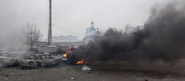 A car burns on the street after a shelling by pro-Russian rebels of a residential sector of Mariupol, eastern Ukraine, January 24, 2015 - Sputnik Mundo