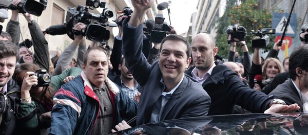 The leader of Greece's left-wing Syriza party Alexis Tsipras waves as he leaves after voting at a polling station in Athens on January, 2015 - Sputnik Mundo