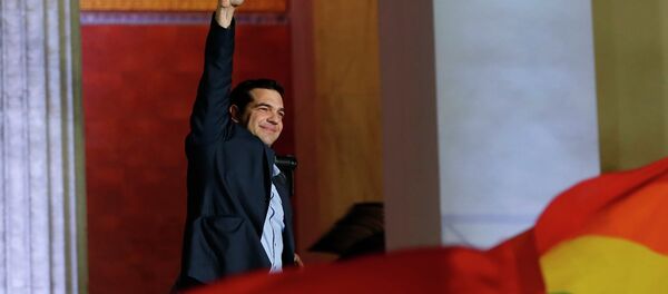 The head of radical leftist Syriza party Alexis Tsipras waves to supporters after winning the elections in Athens January 25, 2015 - Sputnik Mundo