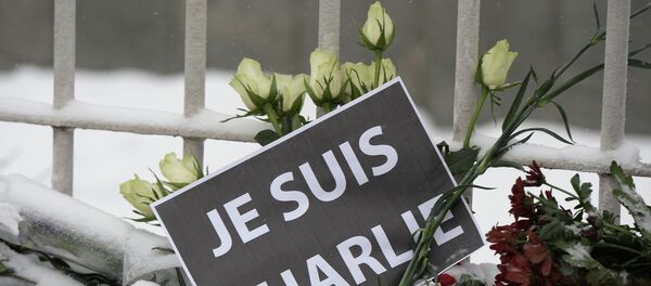 Un cartel con palabras Yo soy Charlie - Sputnik Mundo