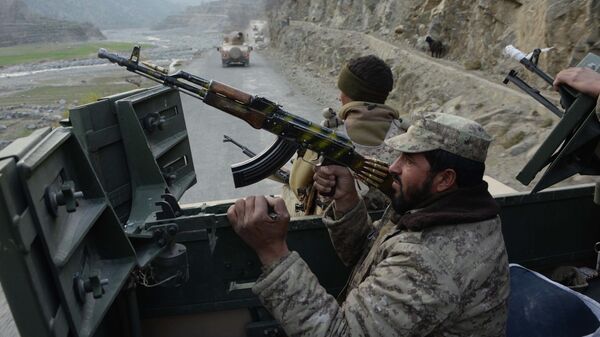 Afghan security personnel patrol during an ongoing anti-Taliban operation in Dangam district near the Pakistan-Afghanistan border in the eastern Kunar province - Sputnik Mundo